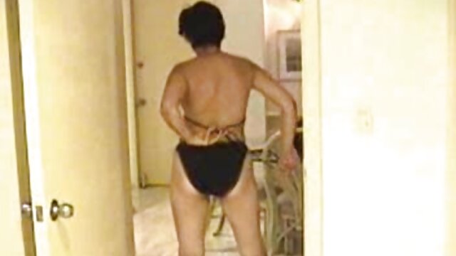 Orang Rusia dalam kacamata itu membuat blowjob kepada klien tanpa karet, tapi dia menariknya keluar. tube sex indo