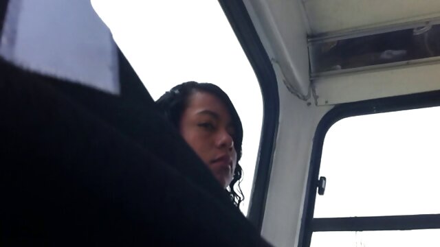 Pramuniaga itu memenuhi segala kebutuhan wanita xxx indo lesbi di toko.