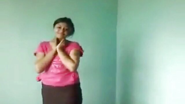 Wanita Seks Rusia memberikan oral seks secara simultan pada suami tante indo porn dan kekasihnya.