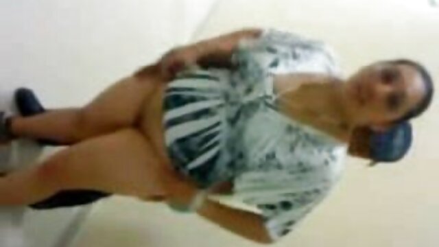 Orang sex indo terbaru 3gp Rusia menempelkan jarinya di depan seorang gadis di Taman.