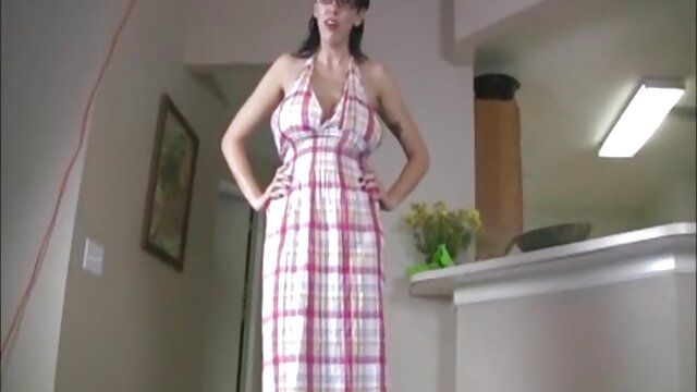 Tukang ledeng itu mengambil penis dari brunette cock. indo montok xxx