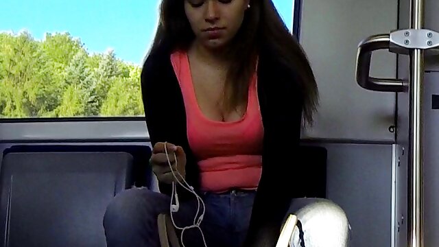 Bocah Rusia itu xxxx indo bokep mengikat tangannya yang tipis dan bertarung dengan orang bodoh dengan kemaluannya yang besar.