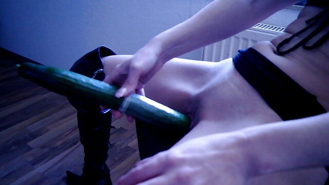 Seorang budak berambut coklat dengan dagu terkulai fucked xxx indo gratis kap mobil di Kerajaan.