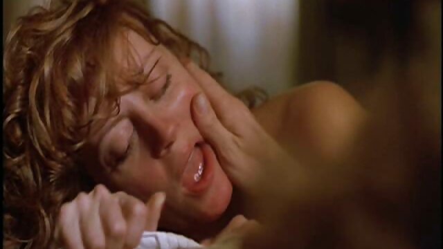 Passy super-jalang Misha janda xxx indo salib telah dia mengisi pantatnya dengan tongkat besar laki-laki.